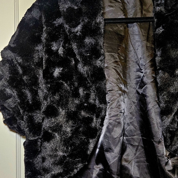 Elegant Black Faux Fur Bolera - Picture 3 of 5